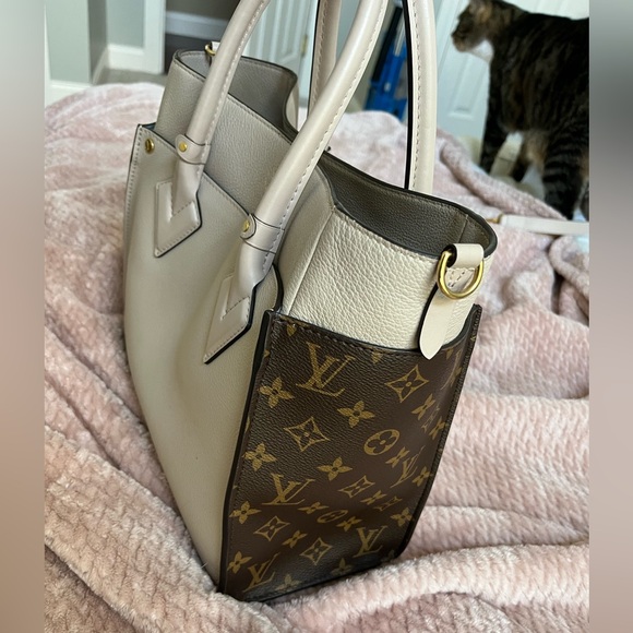 LOUIS VUITTON On My Side MM purse - Picture 15 of 16